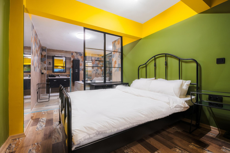 Bedroom 4, Flat w Jacuzzi and Backyard 6 min to Kadikoy Coast, Kadıköy