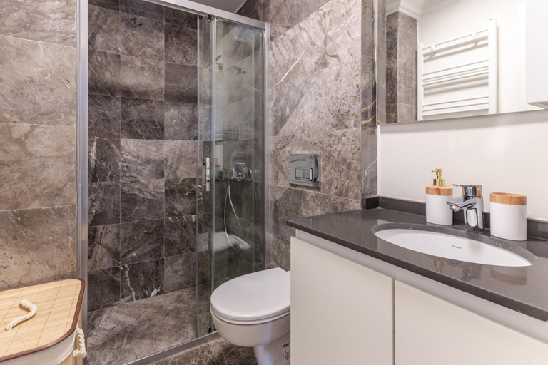 Room 3, Sleek Flat 6 min to Istiklal Ave in Beyoglu, Beyoğlu