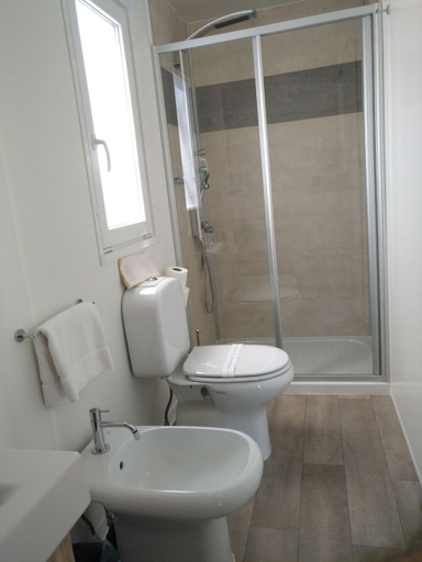 Bathroom 5, ReBi Village, Imperia