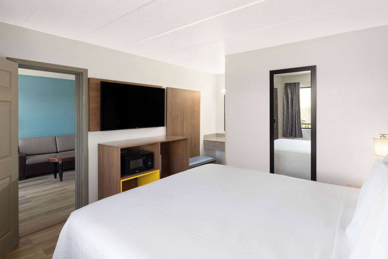 Bedroom 4, Days Inn & Suites by Wyndham Indianapolis Airport East, Indianapolis