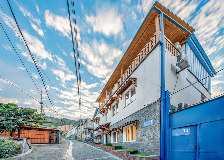 Exterior & Views