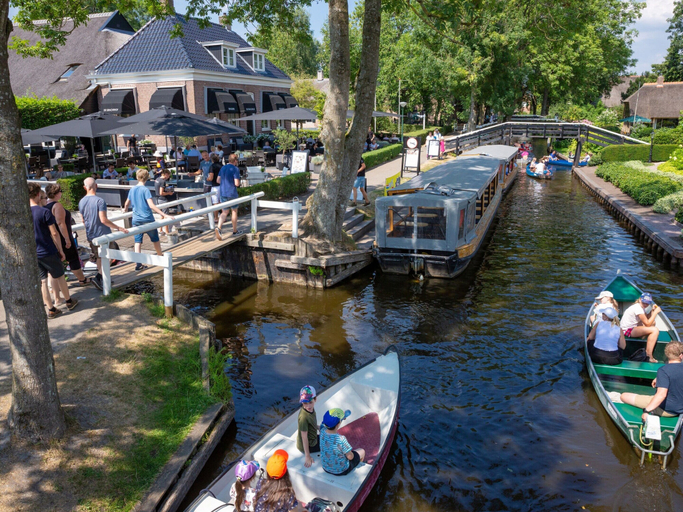 Dining 5, Chalet with Private Jetty, Steenwijkerland