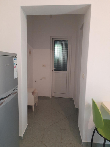 Others 5, Tophill Apartments, Sarandës