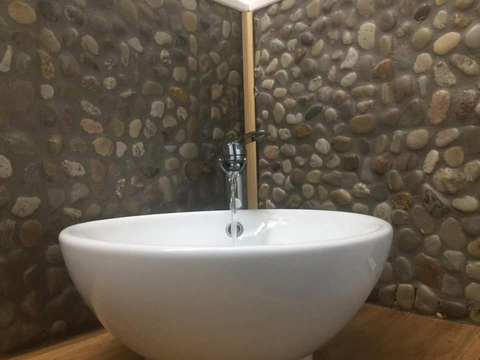 Bathroom, Gite de la Porte Saint Jacques: a hostel for pilgrims, Pyrénées-Atlantiques