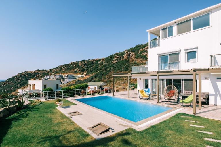 Others 2, Chic Villa w Patio Pool 3 min to Beach in Bodrum, Bodrum