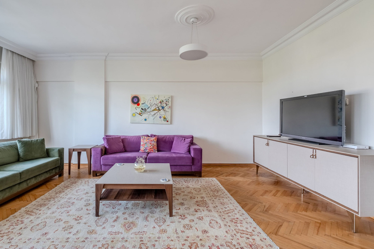 Room 5, Flat With Balcony 4 min to Akmerkez Mall in Etiler, Beşiktaş