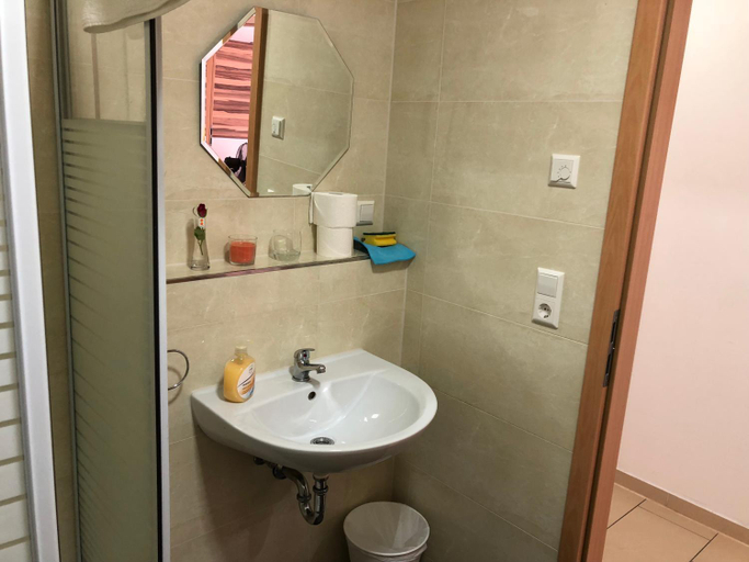 Bathroom 4, Sahara Falcon, München