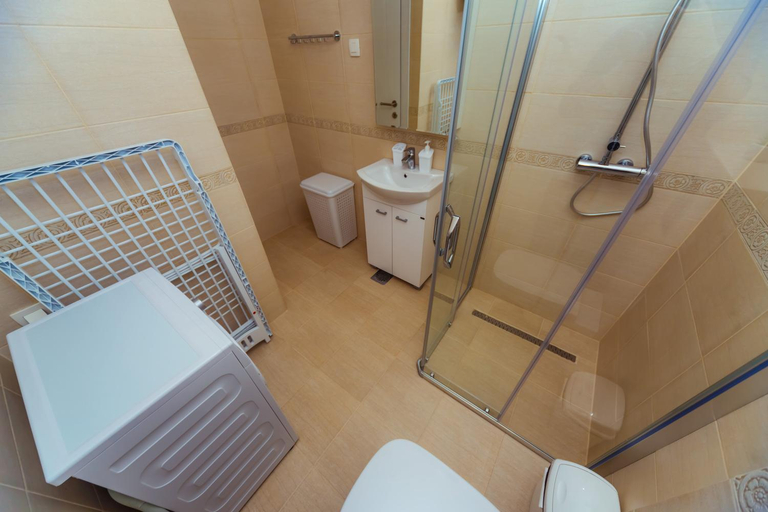 Shower 4, Belvedere Apartments