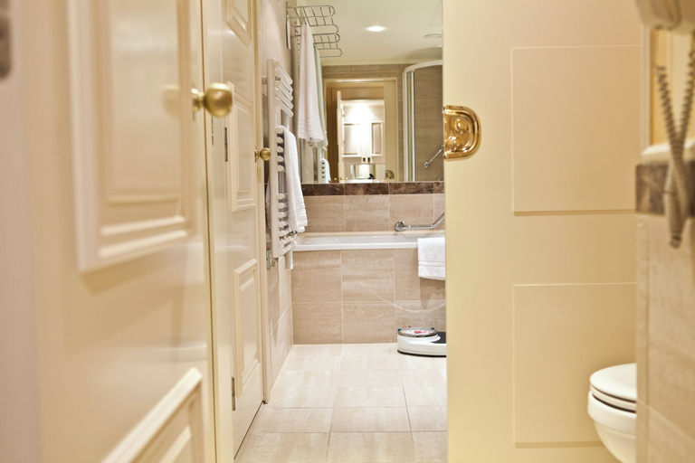 Bathroom 5, Le Châtelain, Bruxelles