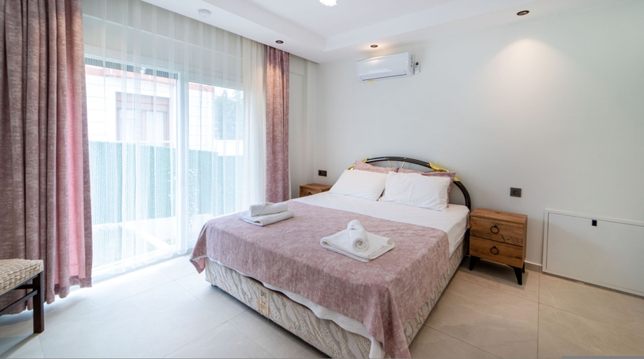 Room 4, Huge Triplex Villa w Pool and Garden in Fethiye, Fethiye