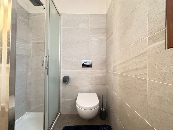 Bathroom 5, Stylish Apartment With Terrace and Swimming Pool, Milano