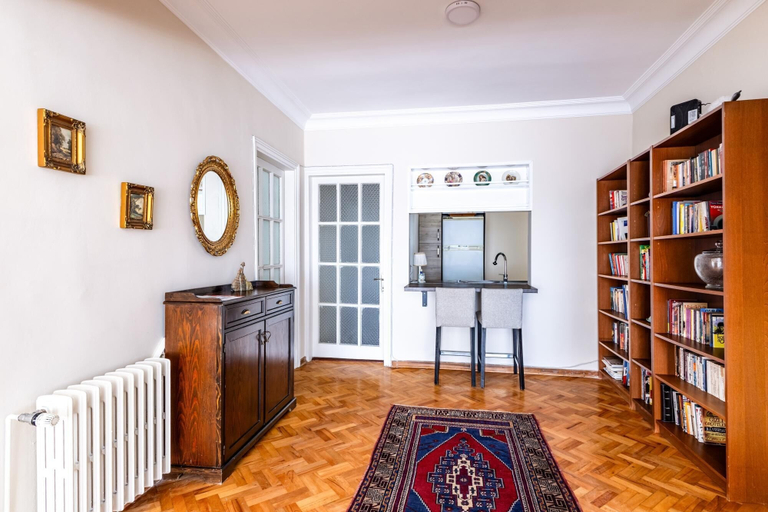Room 4, Spacious Flat w Balcony 3 min to Kadikoy Square, Kadıköy
