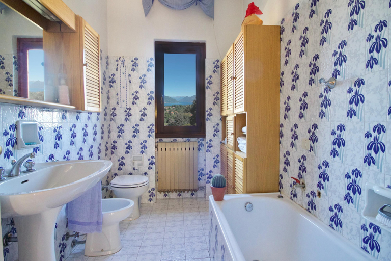 Bathroom, Oasi di Castelveccana Apt Pool and View, Varese