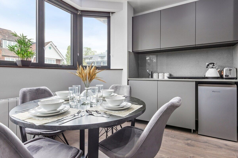 Others 4, Golders Green Stays, London