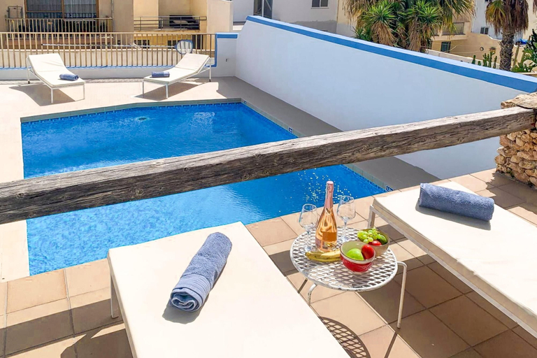 Room 5, Merill Pool and Sea Charming Apart 2