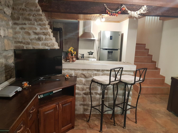 Food & Drinks 3, Вила Поликсения Петиня, Tryavna
