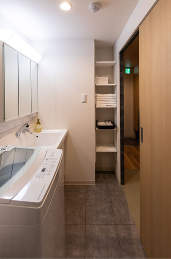 Bathroom 4, PINN-S1E6, Sapporo