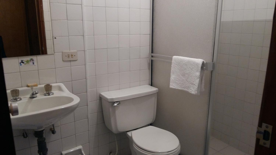 Bathroom 4, Hotel Catalina Real, Duitama