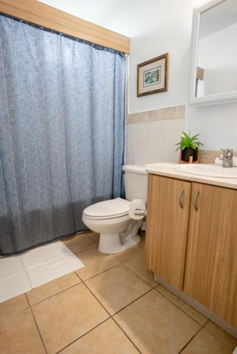 Bathroom 2, Luxury Apartment with Ocean Views