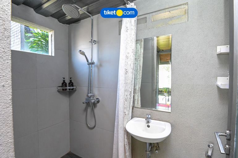 Bathroom 13
