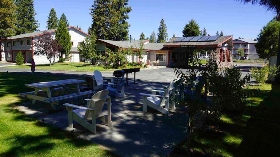Exterior & Views 1, Sis Q Inn, Siskiyou