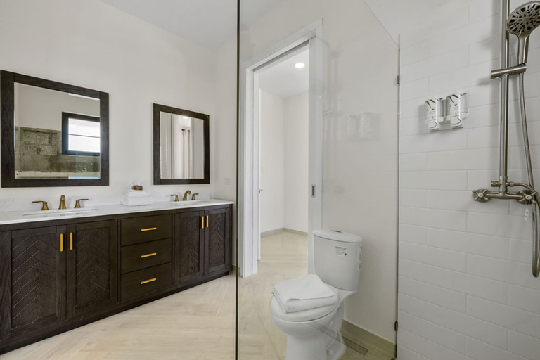 Bathroom 4, NEW Walk 2 Beach - 5BR Bonusroom w Pool Office