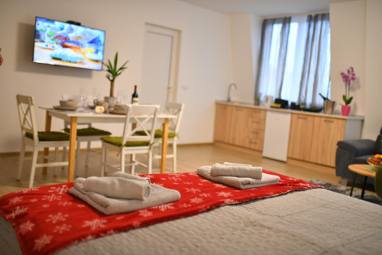 Others 5, West in apartments, Čačak