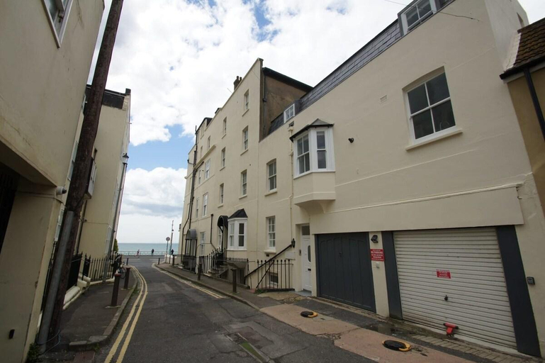Others 2, Marine Cottage |Parking| by Brighton Holiday Lets, Brighton and Hove