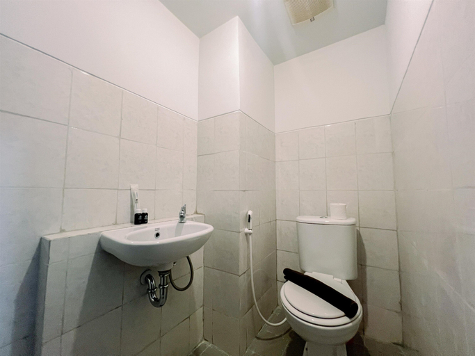 Bathroom 2, Compact And Relaxing 2Br At Suncity Residence Apartment, Sidoarjo