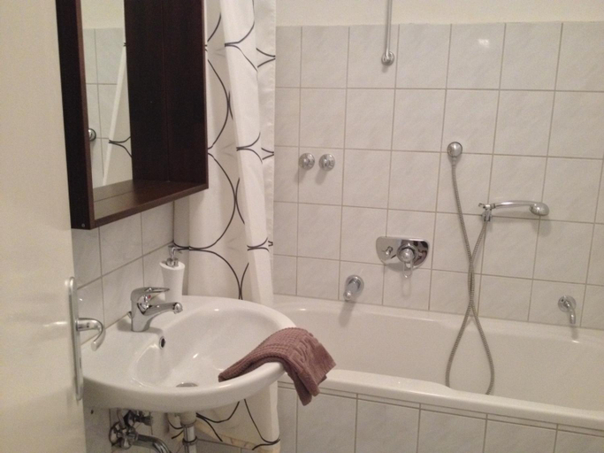 Bathroom 2, B&B MY PLACE mit Fruhstuckspaket - with Breakfastbox, Frankfurt am Main