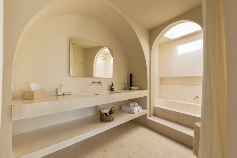 Bathroom 2, Tropical Romantic Villa Sawa Pererenan, Badung