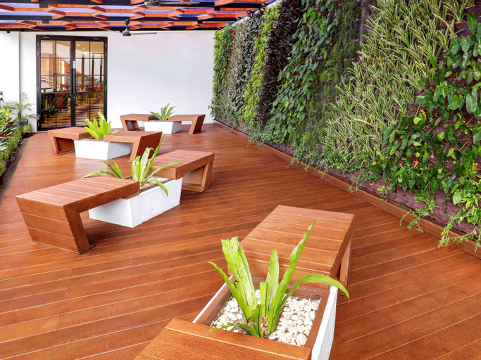 Exterior & Views 6