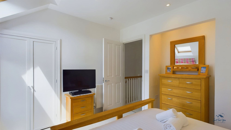 Bedroom 2, Vermont Your Peaceful West Bay Retreat, Isle of Wight