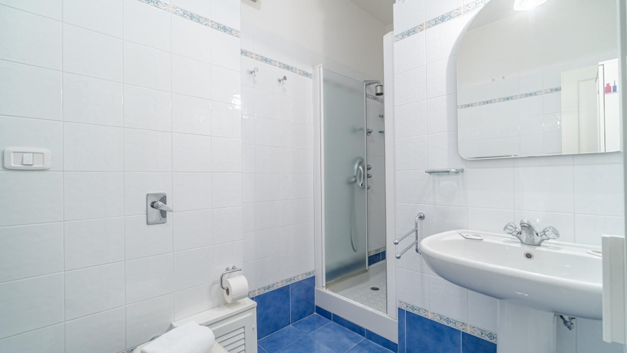 Room 4, Matteotti 26 in Rapallo, Genova