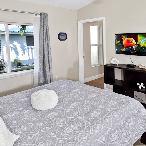 Room 5, Lupita Great Villa 3 Bed 2 Bath Pool Boat Dock, Lee