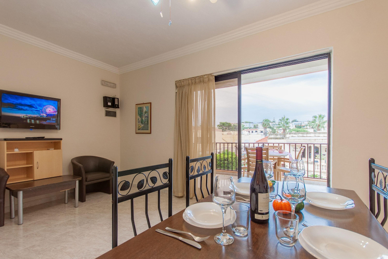 Room 2, Merill Pool and Sea Charming Apart 2