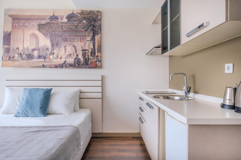 Room 3, Modern Residence Studio Flat w Balcony in Bagcilar, Bağcılar