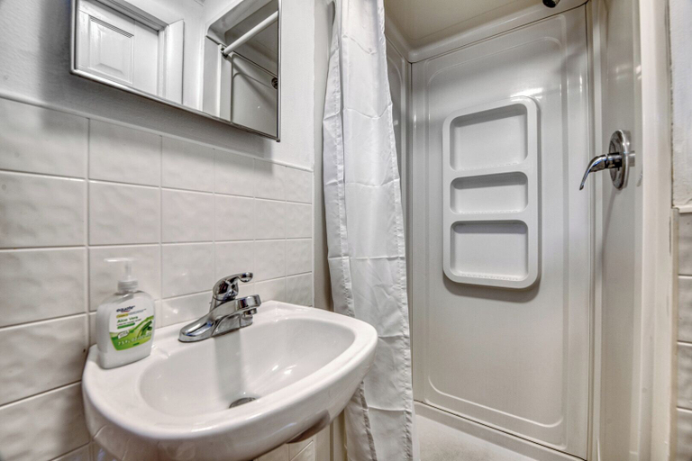 Bathroom 3, Edgewater Resort, Dickinson
