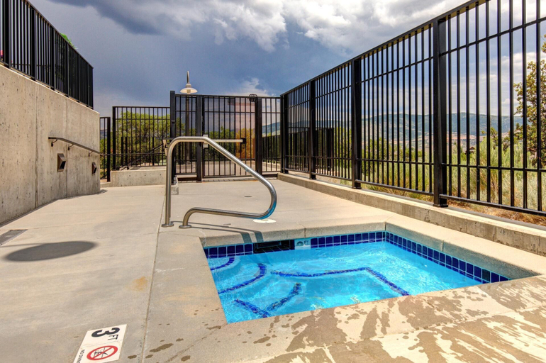 Outdoor spa tub, The Mason by KBM, Wasatch