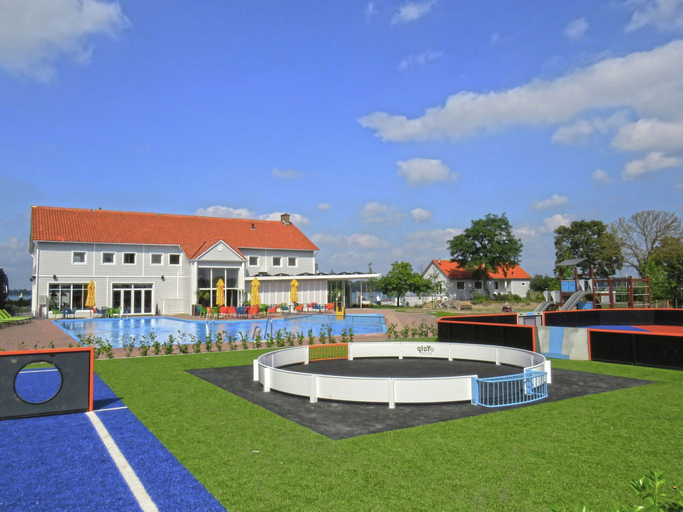 Pool 3, Well-kept Chalet on the Water