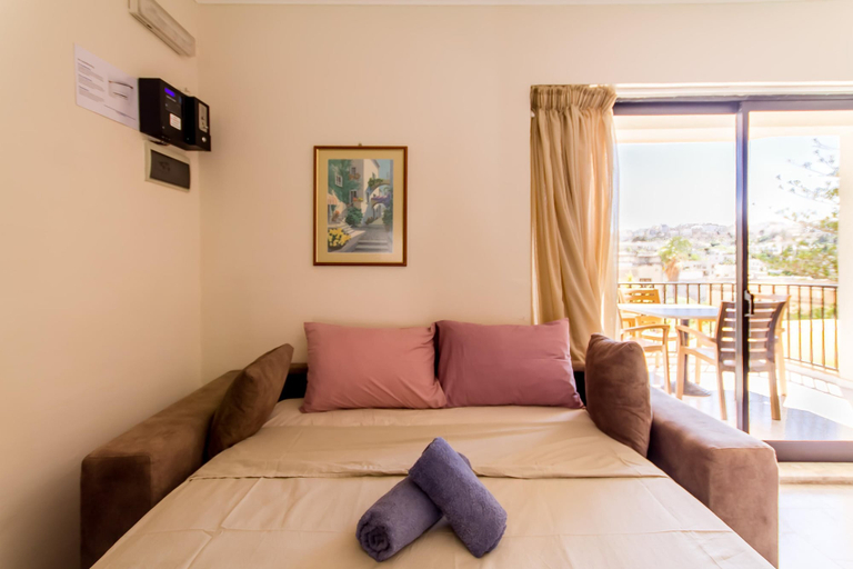 Room 2, Merill Pool and Sea Charming Apart 4