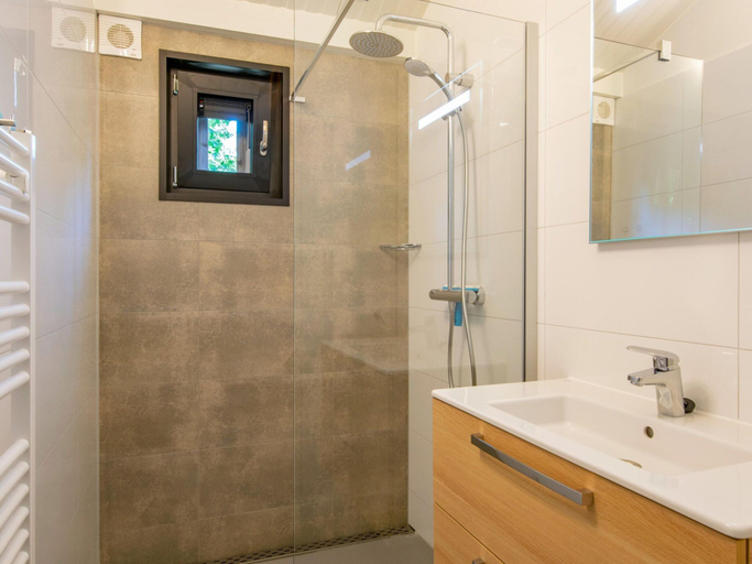 Bathroom, Chalet in Eindhoven near Bospark t Wolfsven, Mierlo