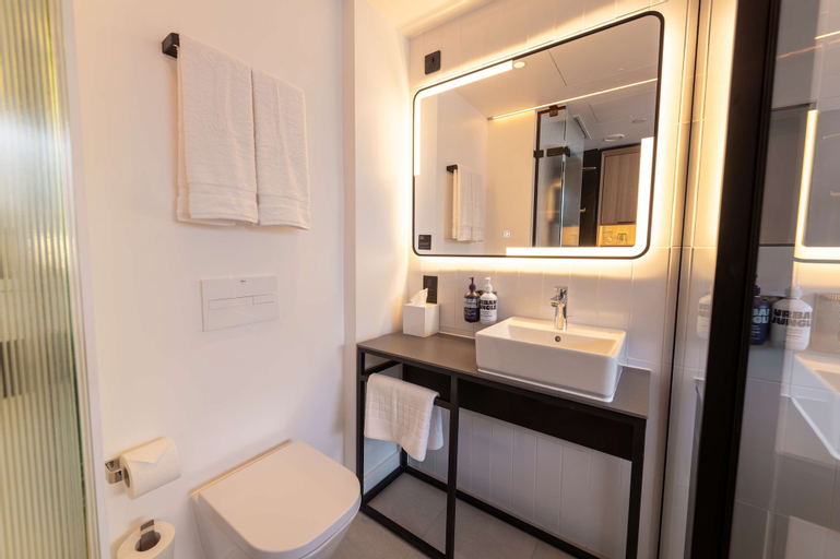 Bathroom 7