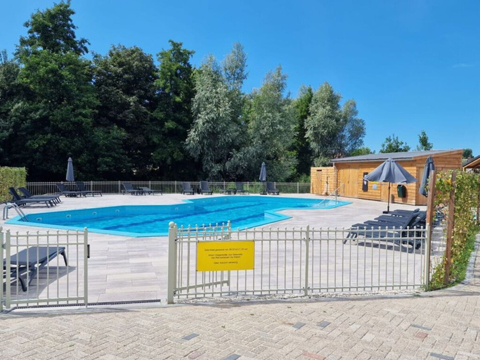 Pool 4, Sunshine Comfortable Holiday Residence, Harenkarspel