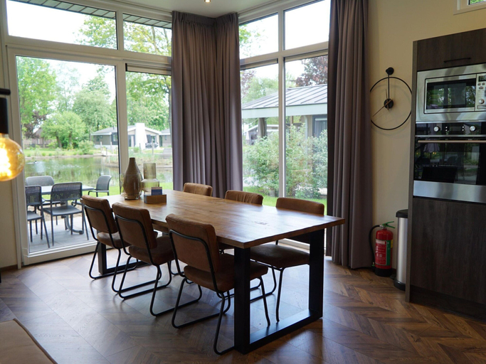Dining 2, Modern Chalet With Dishwasher, Near the Efteling, Loon op Zand