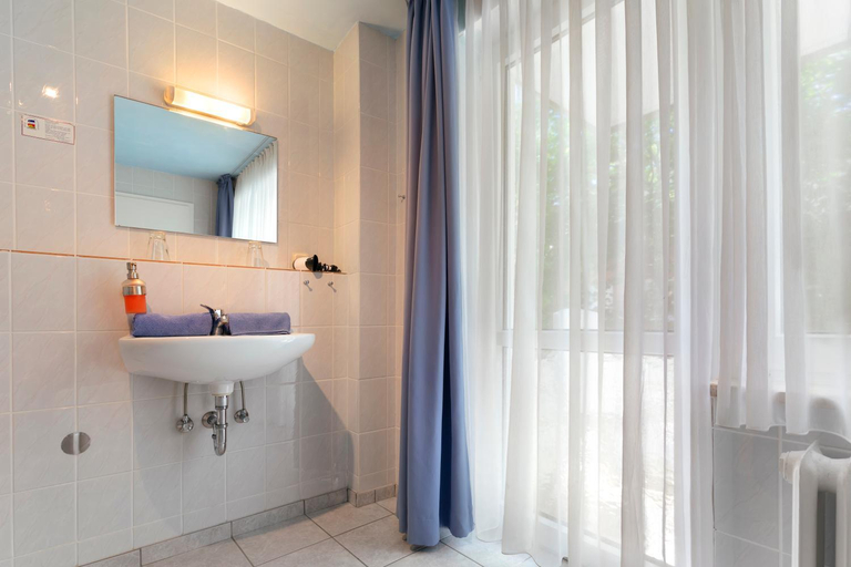 Bathroom 2, Hotel Helgolandia, Pinneberg