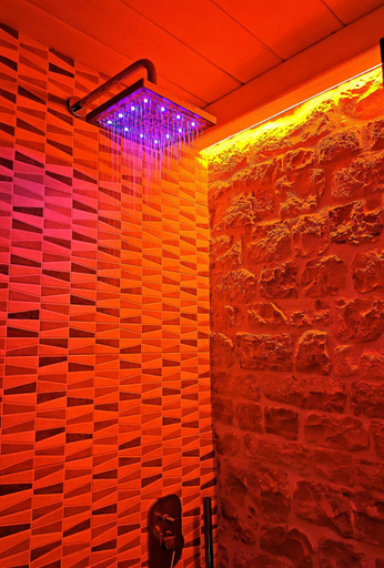 Bathroom 5, Trully, Bari