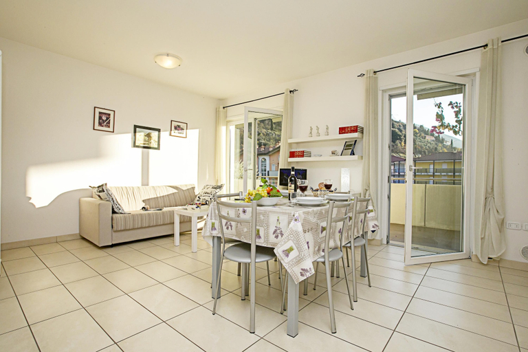 Room 5, Torbole Relax Pool Balcony Apartment, Trento