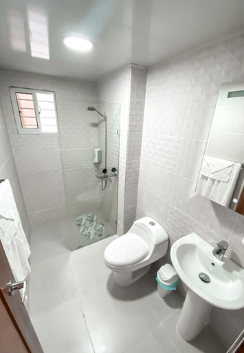 Bathroom 3, Senderos del botánico, Santiago de los Caballeros