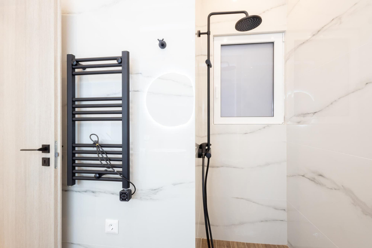 Bathroom 5, Spacious 3-bedroom Dual Apartment in City Centre, Attica